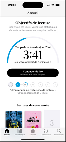 L’écran d’un iPhone affiche l’interface des objectifs de lecture dans l’app Livres. Un anneau de progression en occupe la partie supérieure. Sous l’anneau se trouvent les informations de suivi des lectures, y compris un moniteur de série hebdomadaire. Dans le bas, la section Lectures de cette année affiche une rangée de deux livres avec un emplacement vide pour un troisième