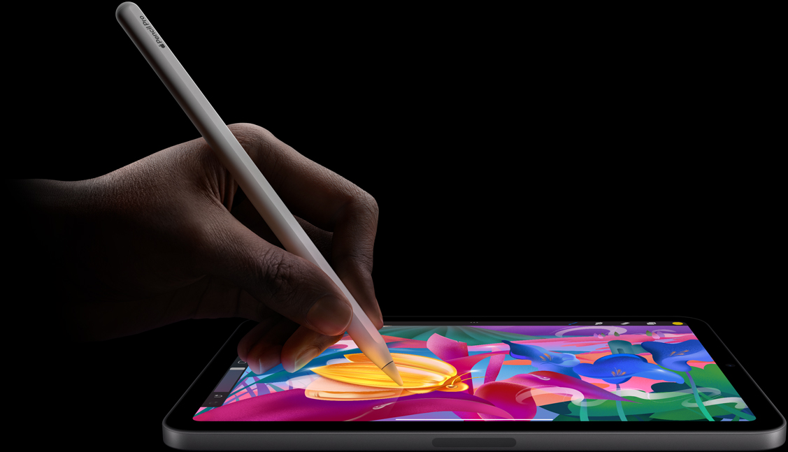 Une main tenant un Apple Pencil Pro réalise une œuvre colorée sur iPad mini.