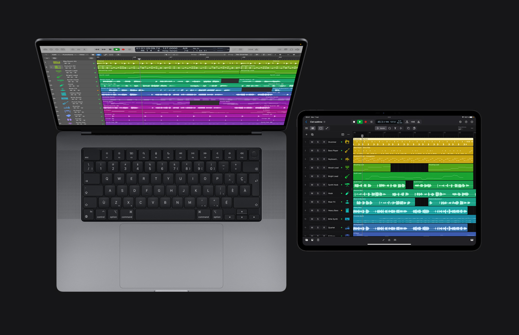 Un iPad Pro et un MacBook Pro côte à côte, chacun avec Logic Pro à l’écran.