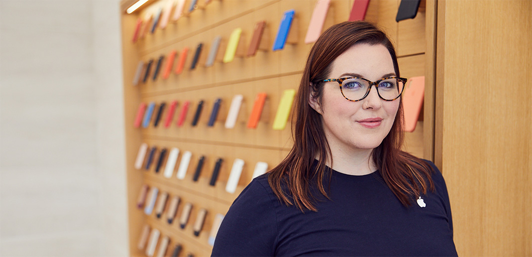 Melissa, Genius à l’Apple Store, se tenant devant le rayon des accessoires.