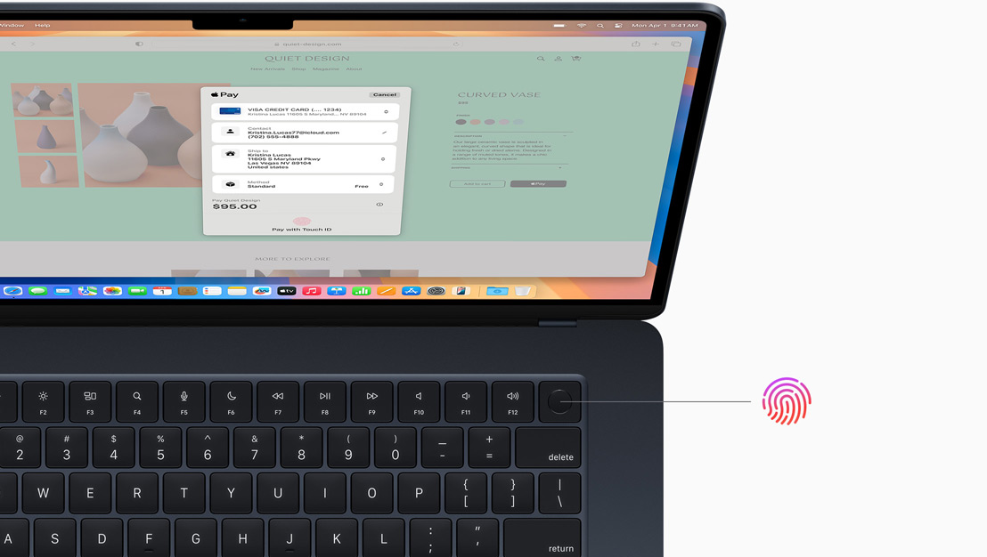 Ein geöffnetes MacBook Pro in Space Schwarz zeigt, wo sich die Touch ID Taste befindet.