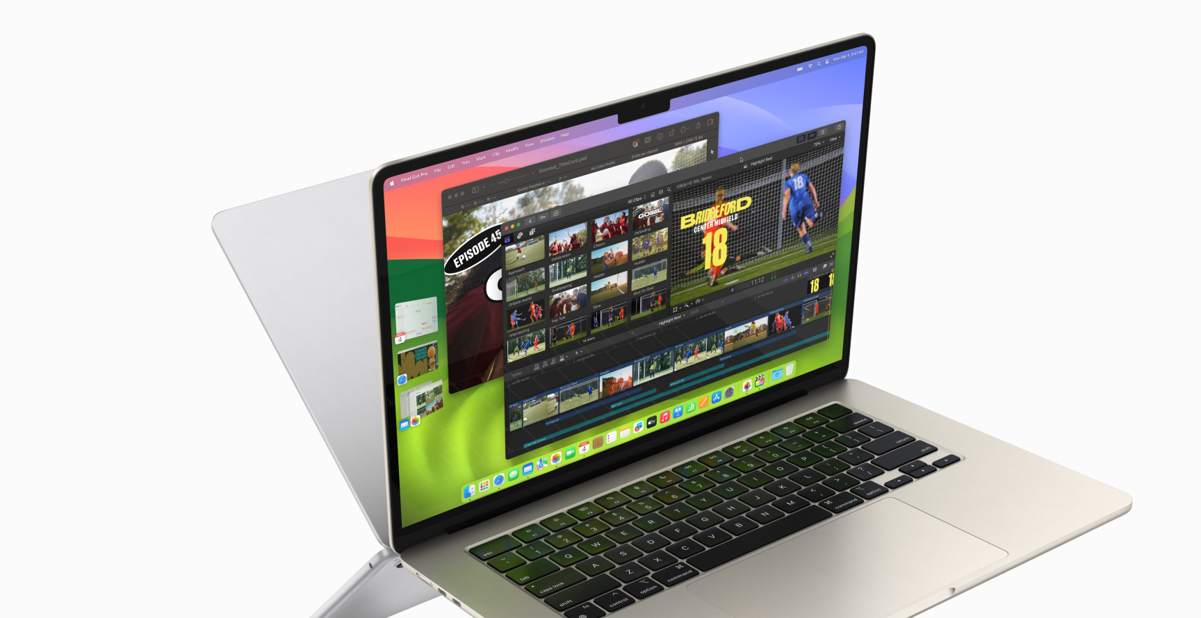 Otevřený MacBook Air, na kterém je vidět Final Cut Pro a Pixelmator Pro, zatímco v levé části obrazovky jsou otevřené aplikace Kalendář, Safari, Mail a Fotky. Za prvním MacBookem Pro je vidět zadní strana druhého a obrázek tak působí dojmem zrcadlového otočení.