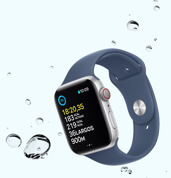 Un Apple Watch SE que muestra un entreno de natación y gotas de agua alrededor de la imagen del dispositivo