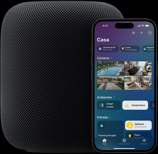 Un iPhone con la pantalla de inicio de la app Casa delante de un altavoz HomePod.