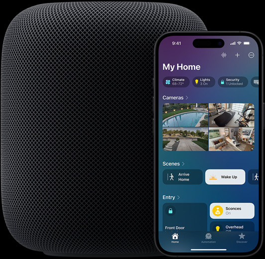 Een iPhone met daarop het beginscherm van de Woning-app staat gedeeltelijk voor een HomePod