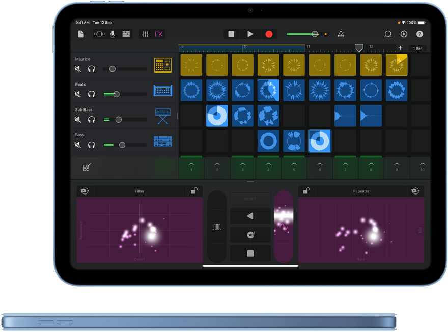 iPad 上的 GarageBand，圖中還展示藍色 iPad 的側面，它配上相襯的智慧型摺套