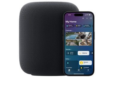 在午夜暗色 HomePod 旁邊有一部 iPhone，螢幕顯示家居 app 的「我的家」用戶介面