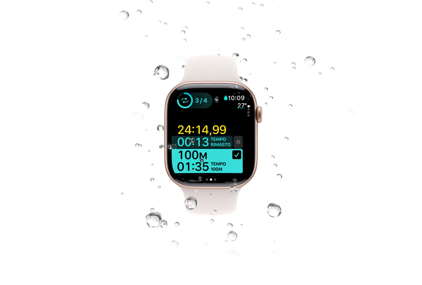 Un Apple Watch Series 10 circondato da goccioline d’acqua; il display mostra la schermata di un allenamento di nuoto con vari parametri, fra cui la temperatura dell’acqua. 