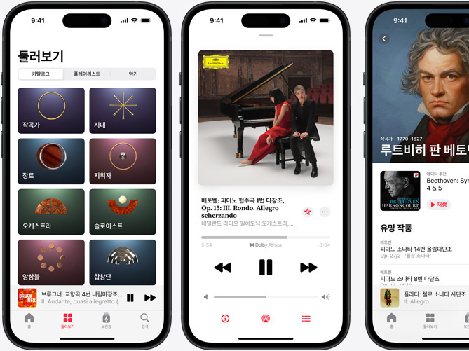 왼쪽 iPhone 화면에는 Apple Music Classical의 둘러보기 탭에서 카탈로그 탭을 선택하여 작곡가, 시대, 장르, 지휘자, 오케스트라, 솔로이스트, 앙상블, 합창단 카테고리가 보이는 모습이 표시되어 있으며, 가운데 iPhone 화면에는 베토벤: 피아노 협주곡 1번 다장조, Op. 15: III. Rondo. Allegro scherzando를 Dolby Atmos로 재생 중인 모습이, 오른쪽 iPhone 화면에는 루트비히 판 베토벤의 작곡가 페이지가 표시되어 있는 모습