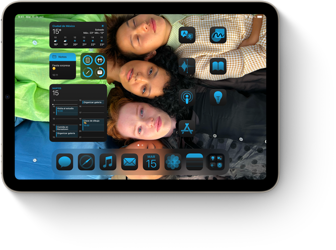 Un iPad mini muestra apps y widgets organizados en torno a un fondo de pantalla personalizado en la pantalla de inicio.
