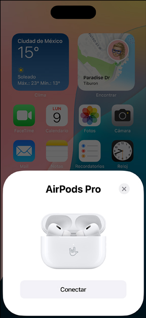 AirPods Pro dentro de un estuche de carga MagSafe junto a un iPhone. Un pequeño cuadro en la pantalla de inicio del iPhone muestra una ventana emergente con un botón para enlazar fácilmente los AirPods al tocarlo.