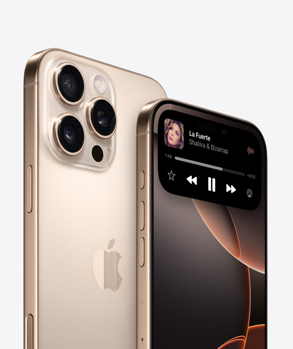 Parte posterior de un iPhone 16 Pro titanio del desierto que muestra tres cámaras, detrás de otro iPhone 16 Pro que destaca las funcionalidades de la Dynamic Island en la pantalla.