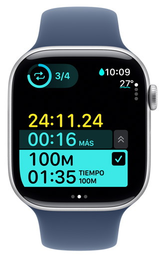 La pantalla de un Apple Watch muestra los tiempos de un entrenamiento personalizado para natación en alberca