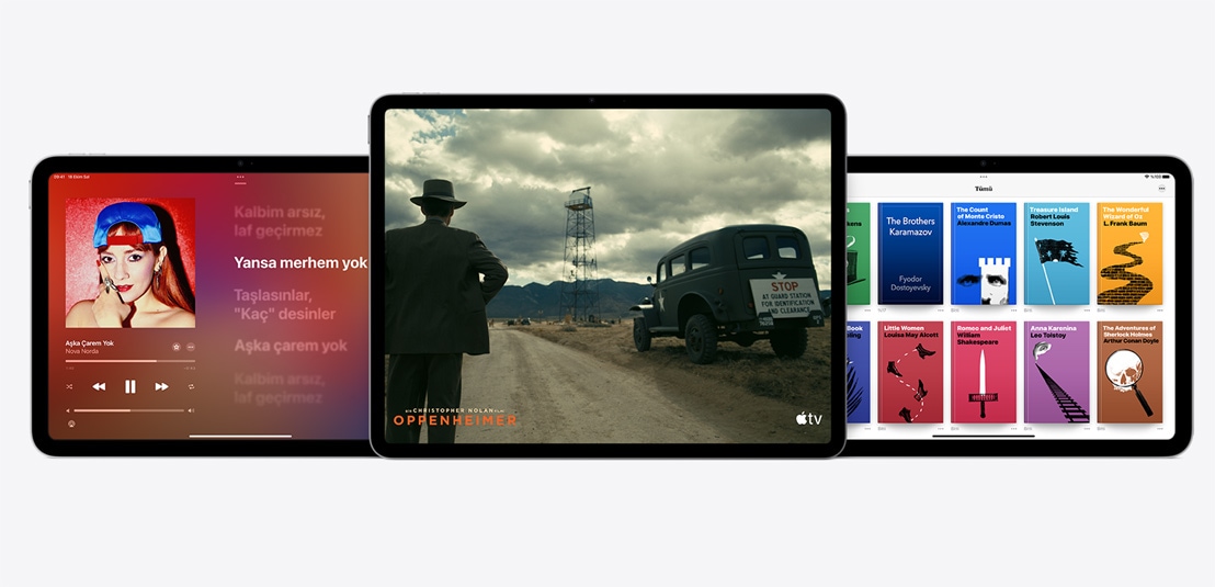 Ekranlarında Apple Music, Apple TV ve Apple Books uygulamalarının gösterildiği iki iPad ve bir iPad Air.