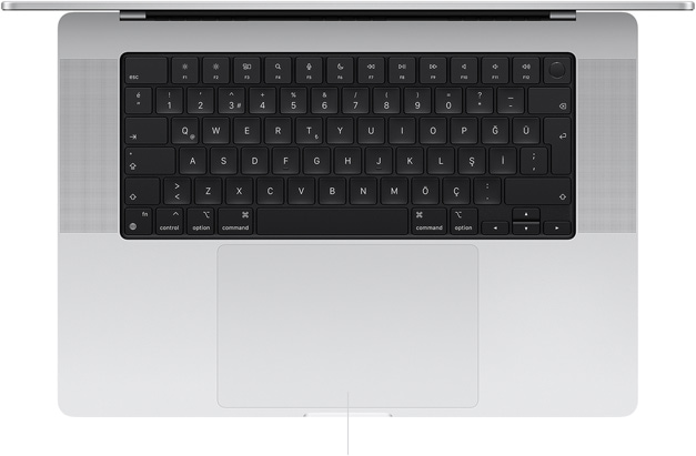 Klavyenin altında bulunan Force Touch trackpad’i gösteren açık haldeki bir 16 inç MacBook Pro’nun üstten görünümü