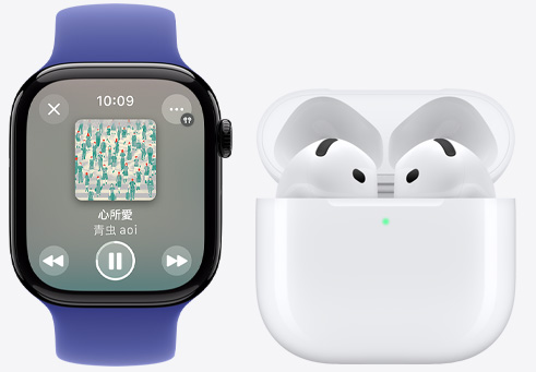 放在 AirPods 4 旁的 Apple Watch Series 10 正在播放歌曲。