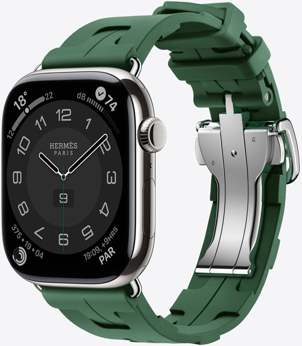 Angled view of the rubber Kilim strap in Vert Moyen (green) showing the quick‑release metal buckle and the Hermès Circulaire watch face.