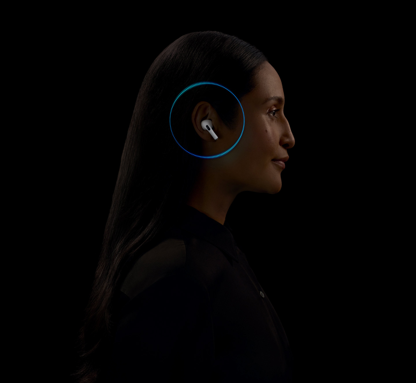 En person bruker AirPods Pro 2 med lydbølger rundt øret.