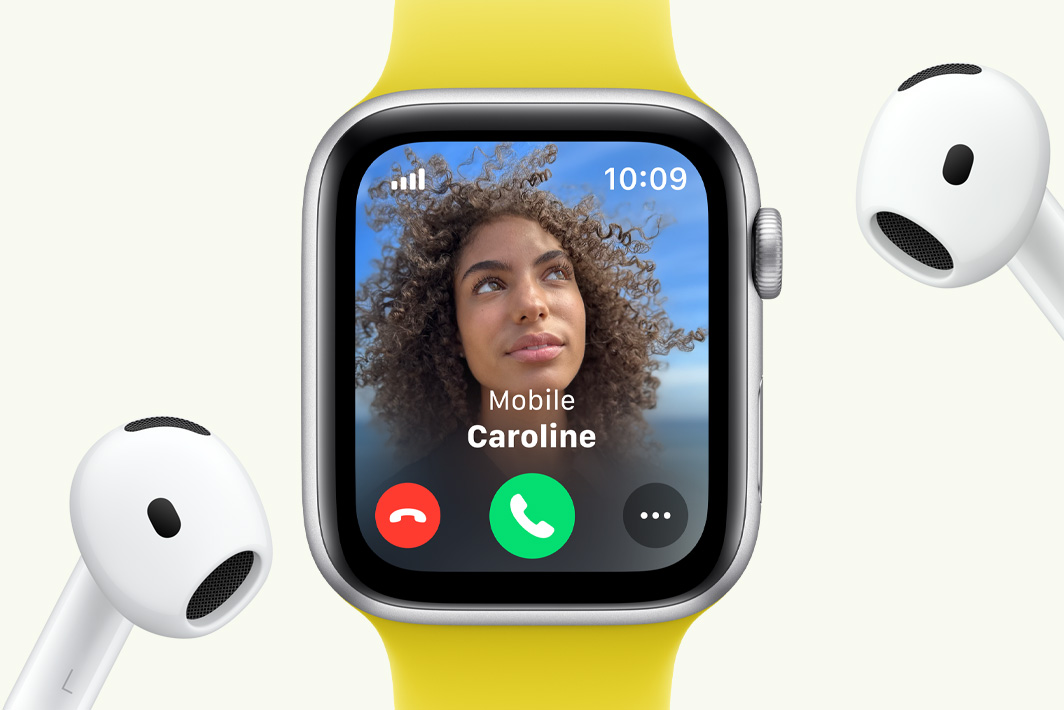 Apple Watch SE a receber uma chamada, junto a um par de AirPods