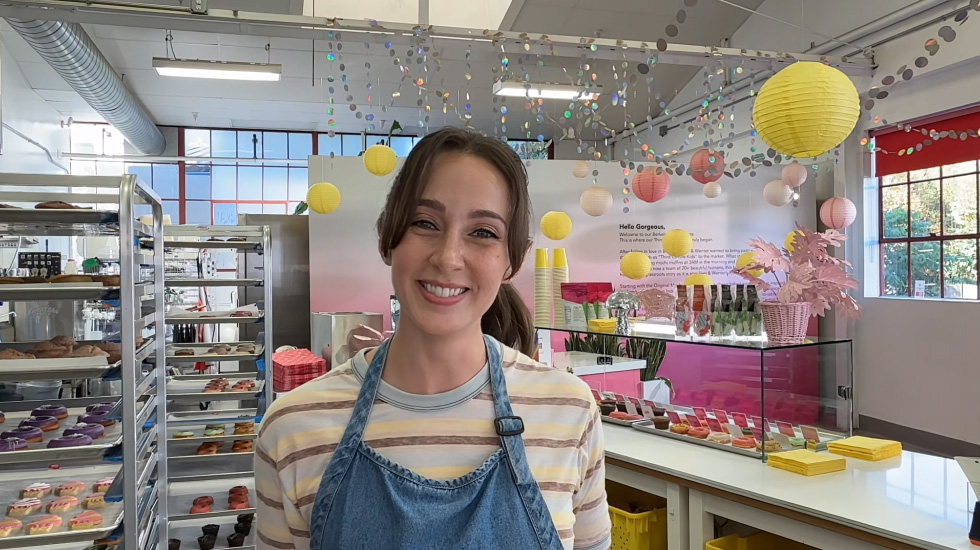 Une femme travaillant dans une pâtisserie participe à un appel vidéo.