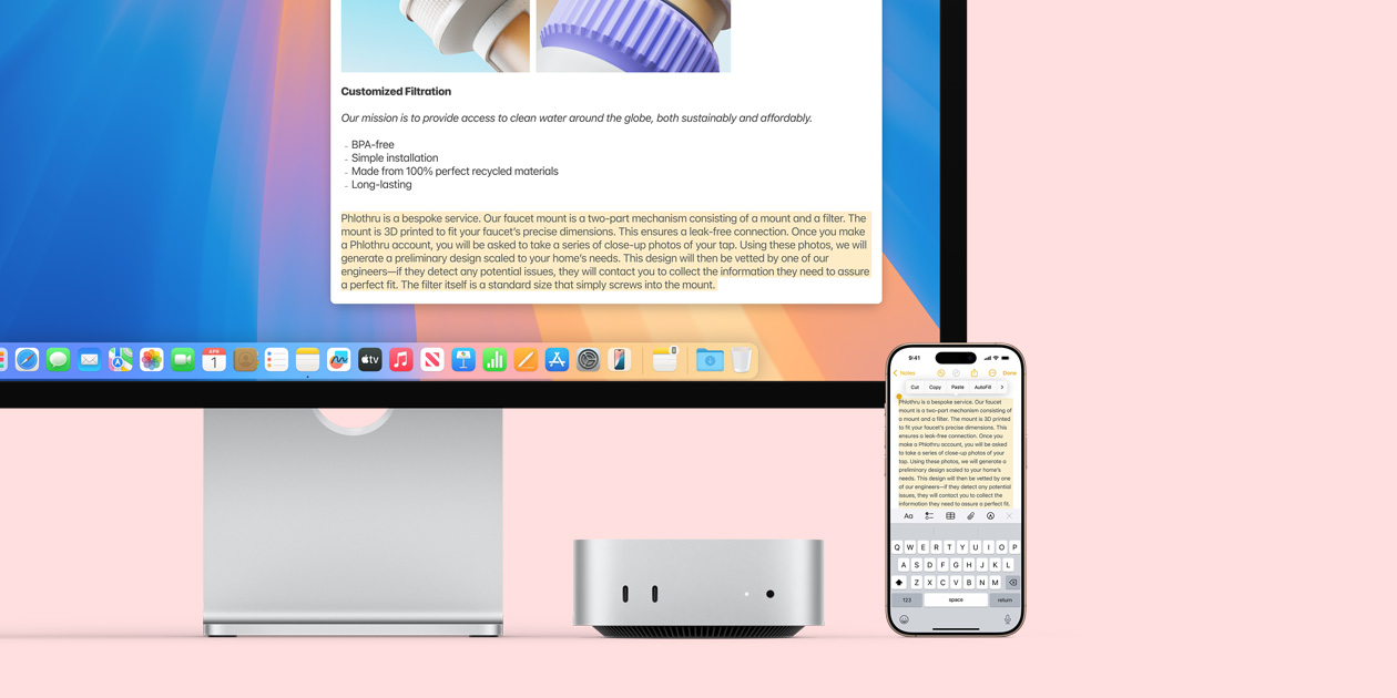 Mac monitor, strieborný Mac mini a iPhone uložené do radu, pričom displej monitora a obrazovka iPhonu ukazujú kopírovanie a vkladanie medzi zariadeniami Apple pomocou funkcie Univerzálna schránka.